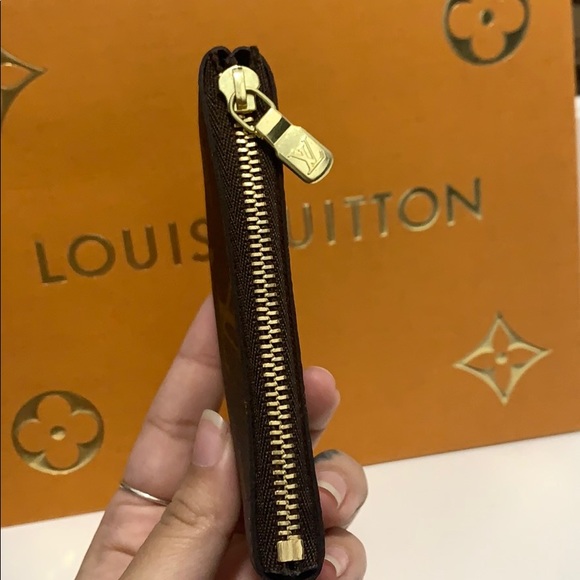 ❗️SOLD❗️𝑳𝒐𝒖𝒊𝒔 𝑽𝒖𝒊𝒕𝒕𝒐𝒏 𝒌𝒆𝒚𝒑𝒐𝒖𝒄𝒉 - Picture 2 of 5